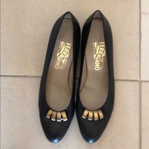 Vintage Ferragamo kitten heels size 8.5